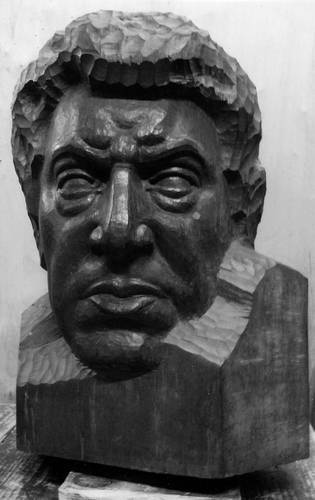 Иллюстрация к книге — Уроки искусного резчика. Вырезаем из дерева фигурки людей и животных, посуду, статуэтки [i_242.jpg]