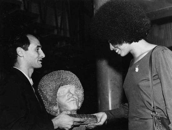 Иллюстрация к книге — Уроки искусного резчика. Вырезаем из дерева фигурки людей и животных, посуду, статуэтки [i_244.jpg]