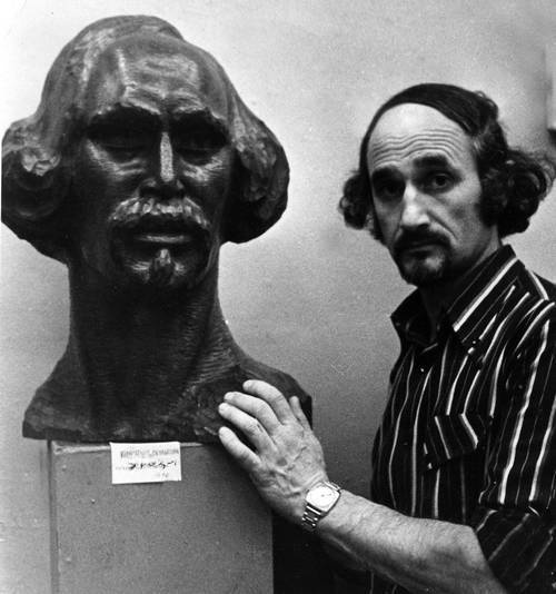 Иллюстрация к книге — Уроки искусного резчика. Вырезаем из дерева фигурки людей и животных, посуду, статуэтки [i_254.jpg]