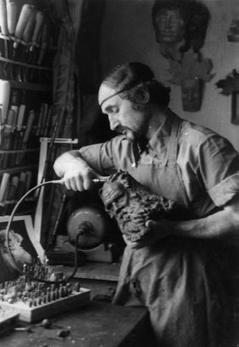 Иллюстрация к книге — Уроки искусного резчика. Вырезаем из дерева фигурки людей и животных, посуду, статуэтки [i_309.jpg]