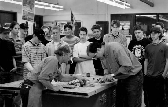 Иллюстрация к книге — Уроки искусного резчика. Вырезаем из дерева фигурки людей и животных, посуду, статуэтки [i_320.jpg]