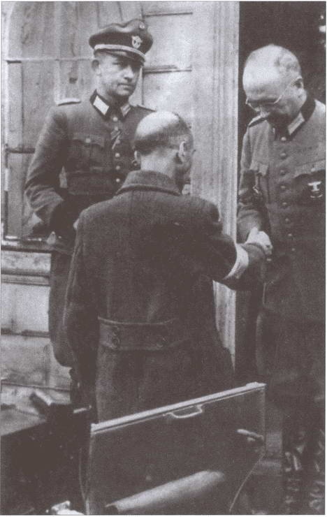 Иллюстрация к книге — Охотники за партизанами. Бригада Дирлевангера [i_041.jpg]