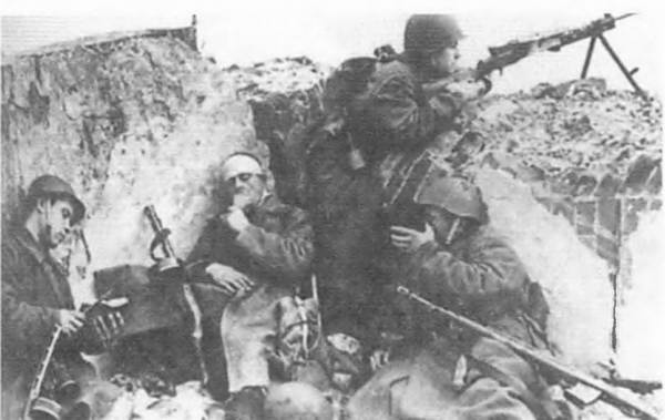 Иллюстрация к книге — Восточный фронт. Черкассы. Тернополь. Крым. Витебск. Бобруйск. Броды. Яссы. Кишинев. 1944 [i_024.jpg]