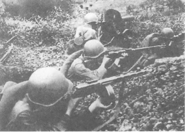 Иллюстрация к книге — Восточный фронт. Черкассы. Тернополь. Крым. Витебск. Бобруйск. Броды. Яссы. Кишинев. 1944 [i_031.jpg]