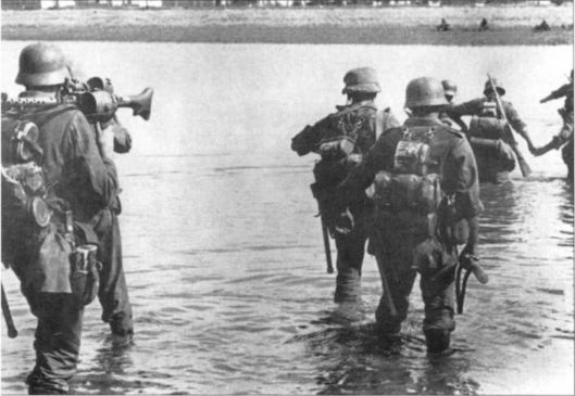 Иллюстрация к книге — Wehrmacht. Сухопутные войска III Рейха [i_149.jpg]