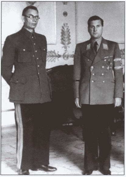 Иллюстрация к книге — По обе стороны правды. Власовское движение и отечественная коллаборация [i_002.jpg]