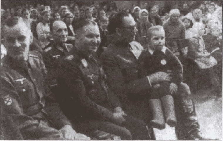 Иллюстрация к книге — По обе стороны правды. Власовское движение и отечественная коллаборация [i_003.jpg]