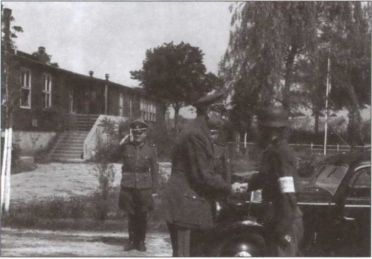 Иллюстрация к книге — По обе стороны правды. Власовское движение и отечественная коллаборация [i_023.jpg]