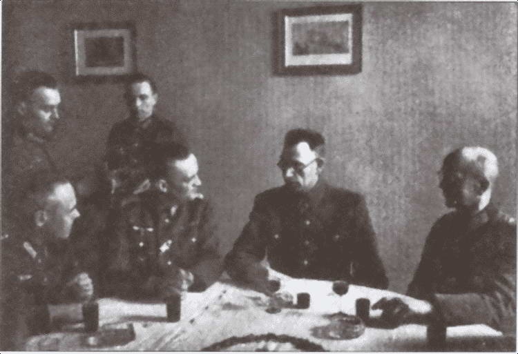 Иллюстрация к книге — По обе стороны правды. Власовское движение и отечественная коллаборация [i_024.jpg]