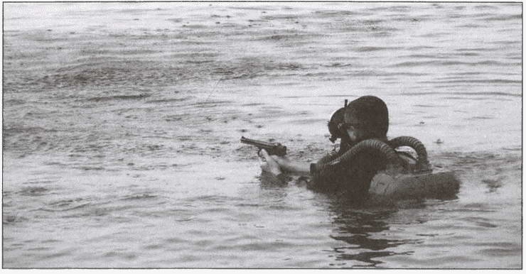 Иллюстрация к книге — Морские дьяволы [i_033.jpg]