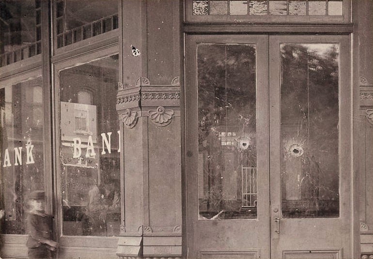 Иллюстрация к книге — Стрелки Дикого Запада. Шерифы, бандиты, ковбои, ганфайтеры [i_230.jpg]