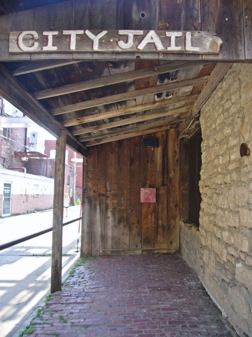 Иллюстрация к книге — Стрелки Дикого Запада. Шерифы, бандиты, ковбои, ганфайтеры [i_238.jpg]