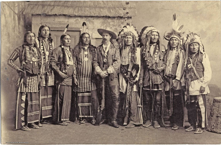 Иллюстрация к книге — Индейцы Дикого Запада в бою. "Хороший день, чтобы умереть!" [i_137.jpg]