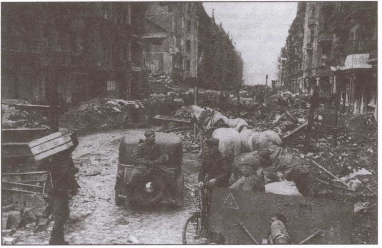 Иллюстрация к книге — Штрафники Великой Отечественной. В жизни и на экране [i_027.jpg]