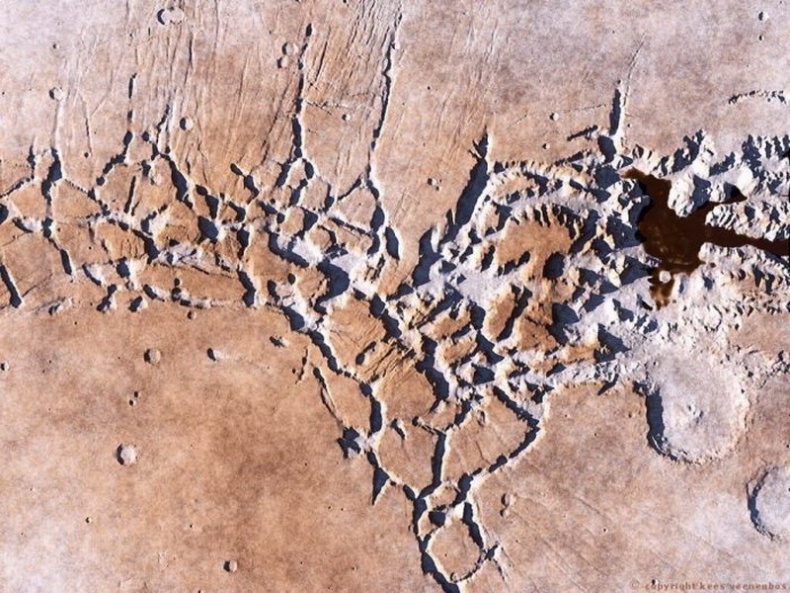 Иллюстрация к книге — Солнечная система [www.megainet.info_6302_fotografii_marsa_25.jpg]