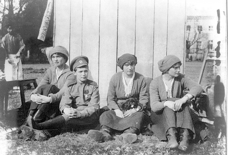 Иллюстрация к книге — Дневники княжон Романовых. Загубленные жизни [i_054.jpg]