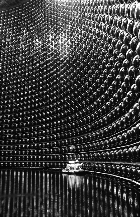 Иллюстрация к книге — Охотники за нейтрино. Захватывающая погоня за призрачной элементарной частицей [i_012.jpg]