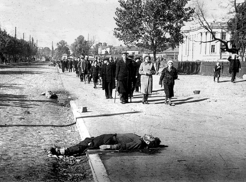 Иллюстрация к книге — Его повесили на площади Победы [i_007.jpg]