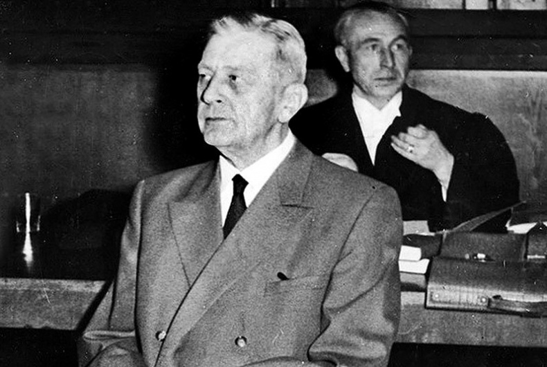 Иллюстрация к книге — Его повесили на площади Победы [i_010.jpg]