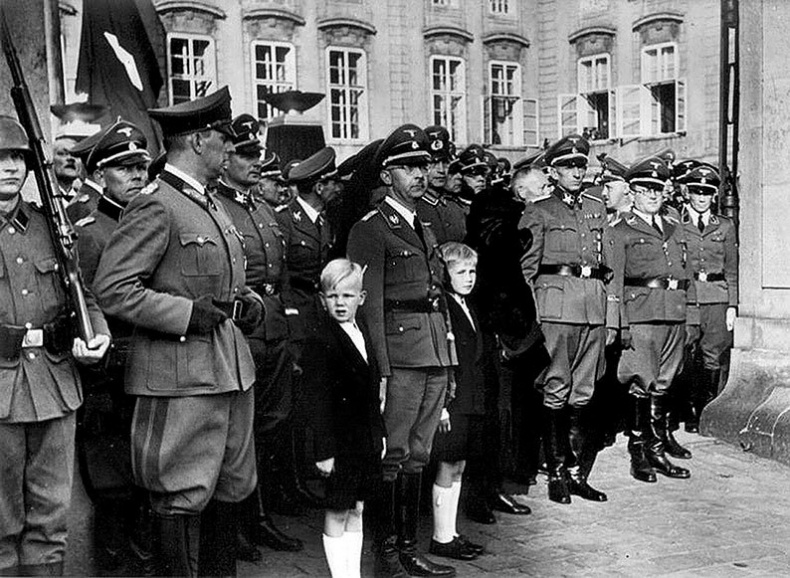 Иллюстрация к книге — Его повесили на площади Победы [i_015.jpg]