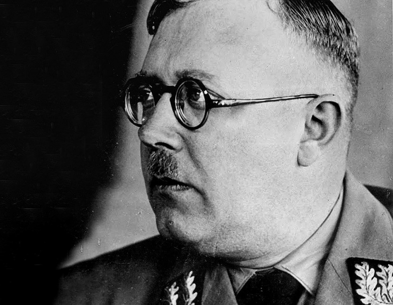 Иллюстрация к книге — Его повесили на площади Победы [i_016.jpg]