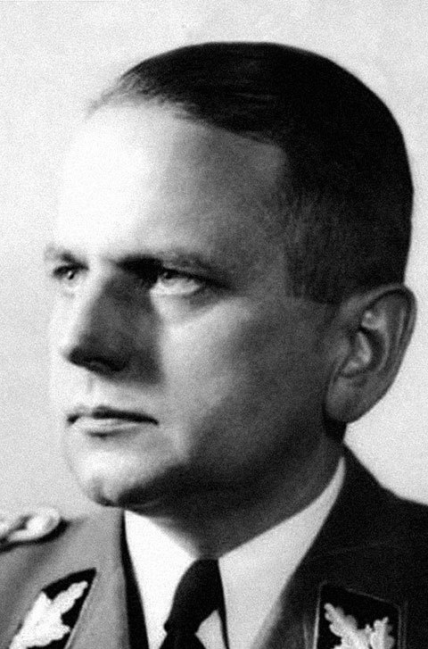 Иллюстрация к книге — Его повесили на площади Победы [i_020.jpg]