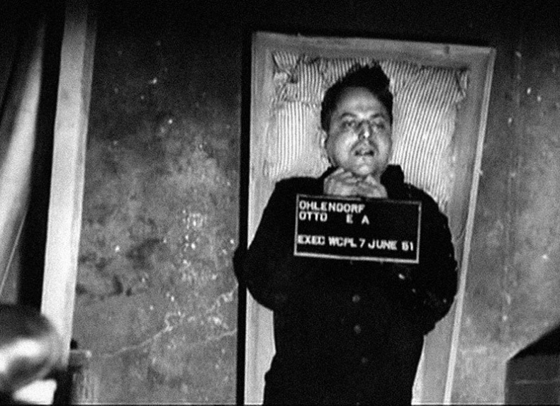 Иллюстрация к книге — Его повесили на площади Победы [i_021.jpg]