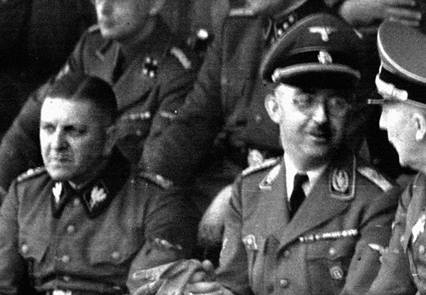 Иллюстрация к книге — Его повесили на площади Победы [i_022.jpg]