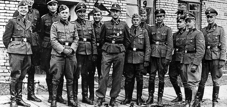 Иллюстрация к книге — Его повесили на площади Победы [i_026.jpg]