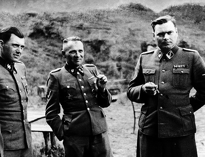 Иллюстрация к книге — Его повесили на площади Победы [i_036.jpg]