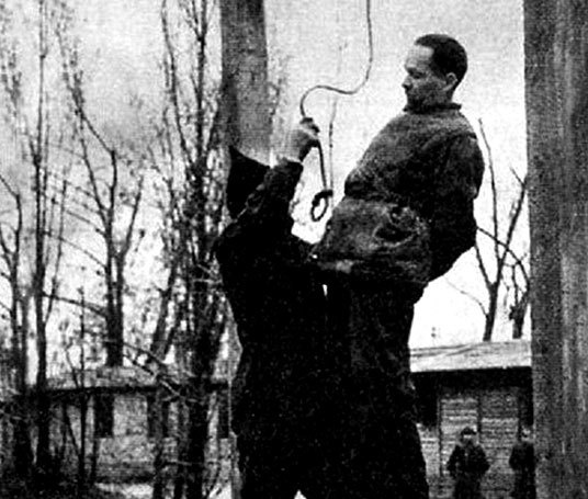 Иллюстрация к книге — Его повесили на площади Победы [i_037.jpg]