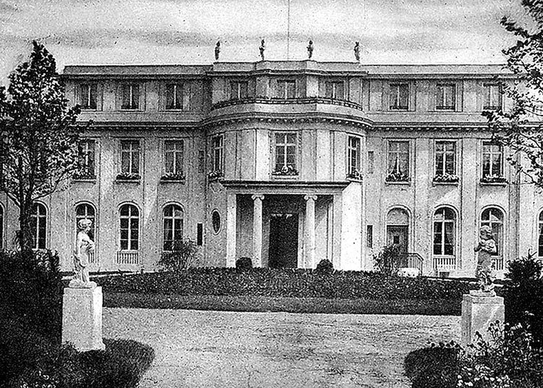 Иллюстрация к книге — Его повесили на площади Победы [i_049.jpg]