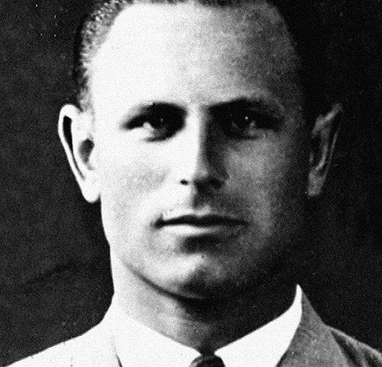 Иллюстрация к книге — Его повесили на площади Победы [i_052.jpg]