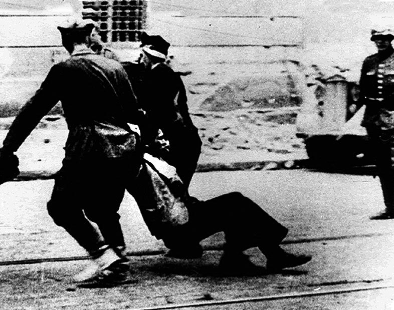 Иллюстрация к книге — Его повесили на площади Победы [i_054.jpg]