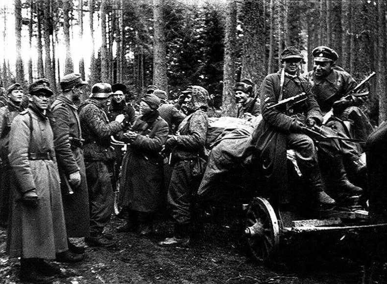 Иллюстрация к книге — Его повесили на площади Победы [i_056.jpg]