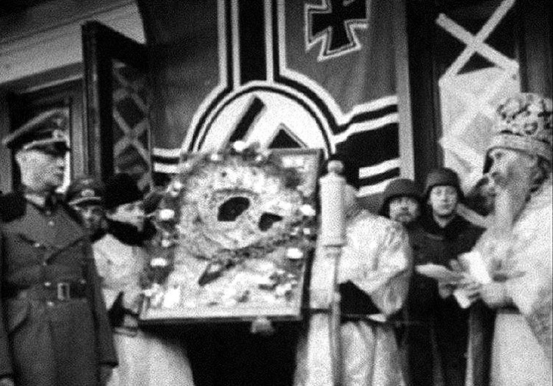 Иллюстрация к книге — Его повесили на площади Победы [i_064.jpg]