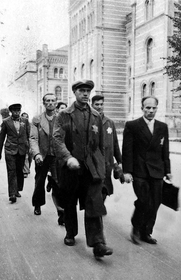 Иллюстрация к книге — Его повесили на площади Победы [i_065.jpg]