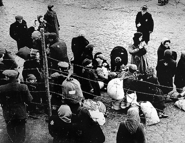 Иллюстрация к книге — Его повесили на площади Победы [i_067.jpg]