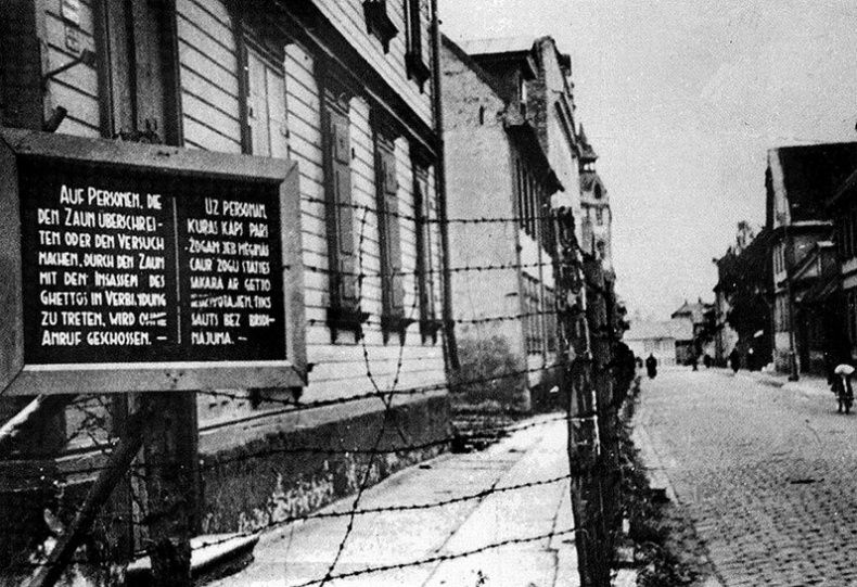 Иллюстрация к книге — Его повесили на площади Победы [i_069.jpg]