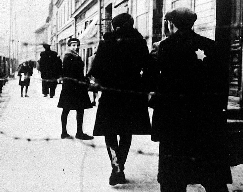 Иллюстрация к книге — Его повесили на площади Победы [i_070.jpg]