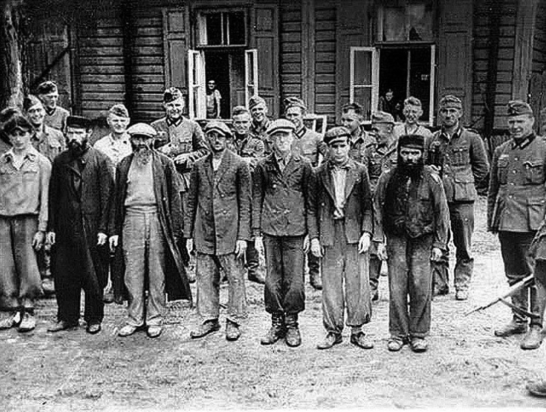 Иллюстрация к книге — Его повесили на площади Победы [i_071.jpg]