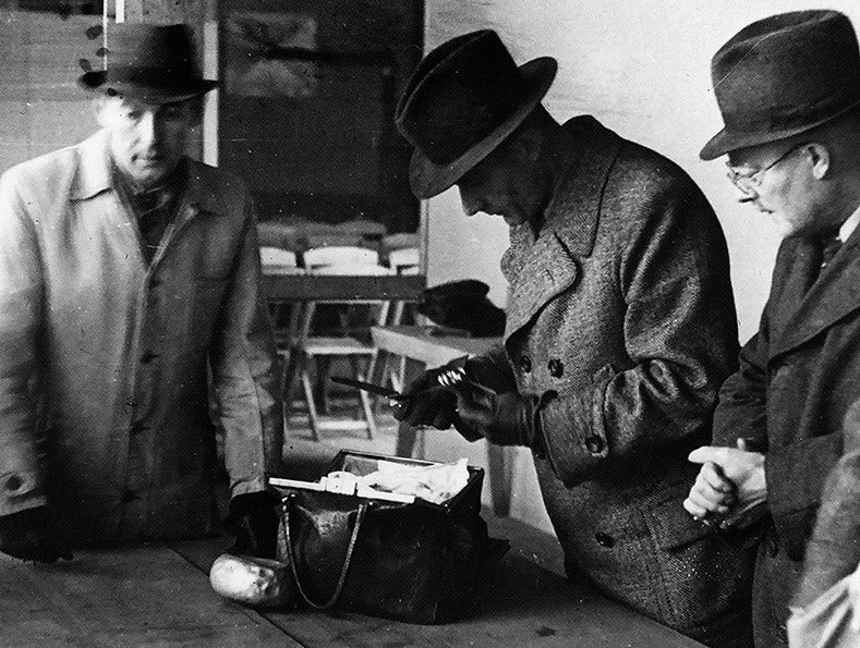 Иллюстрация к книге — Его повесили на площади Победы [i_073.jpg]