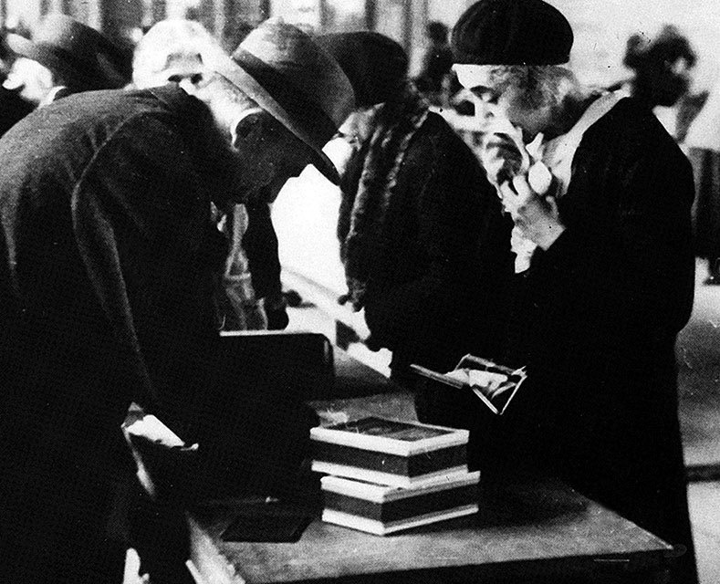 Иллюстрация к книге — Его повесили на площади Победы [i_074.jpg]