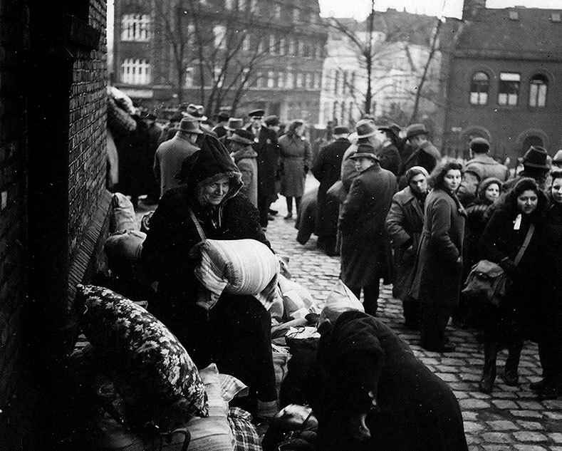 Иллюстрация к книге — Его повесили на площади Победы [i_075.jpg]