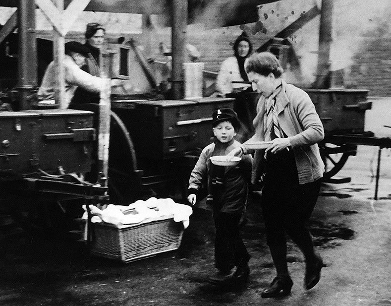 Иллюстрация к книге — Его повесили на площади Победы [i_078.jpg]