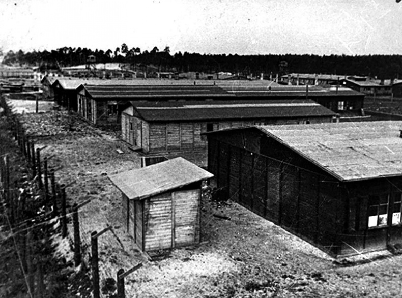 Иллюстрация к книге — Его повесили на площади Победы [i_081.jpg]