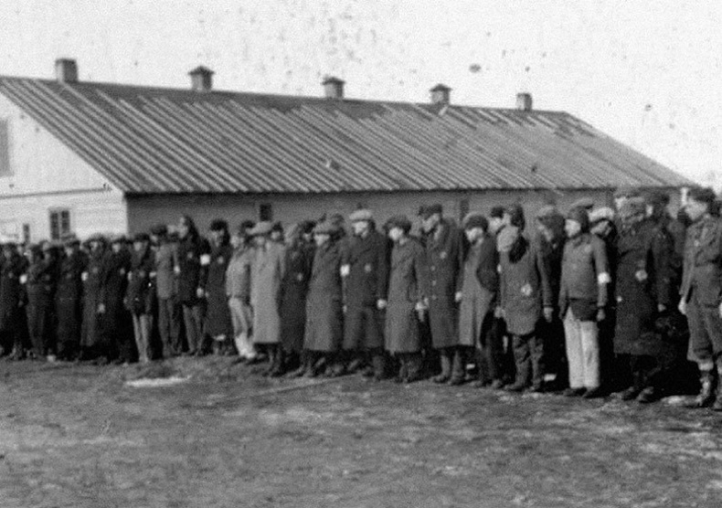 Иллюстрация к книге — Его повесили на площади Победы [i_082.jpg]