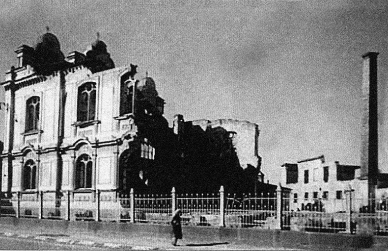 Иллюстрация к книге — Его повесили на площади Победы [i_084.jpg]