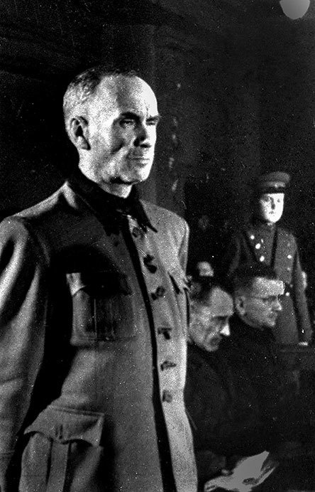 Иллюстрация к книге — Его повесили на площади Победы [i_086.jpg]