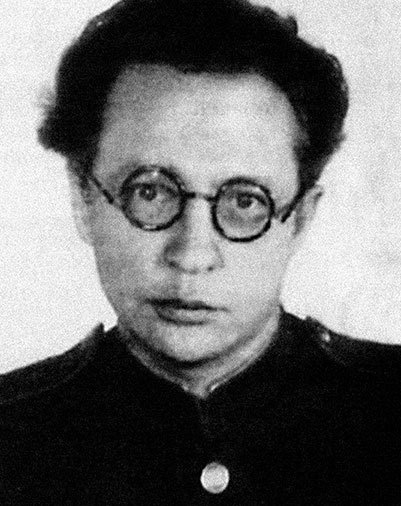 Иллюстрация к книге — Его повесили на площади Победы [i_090.jpg]